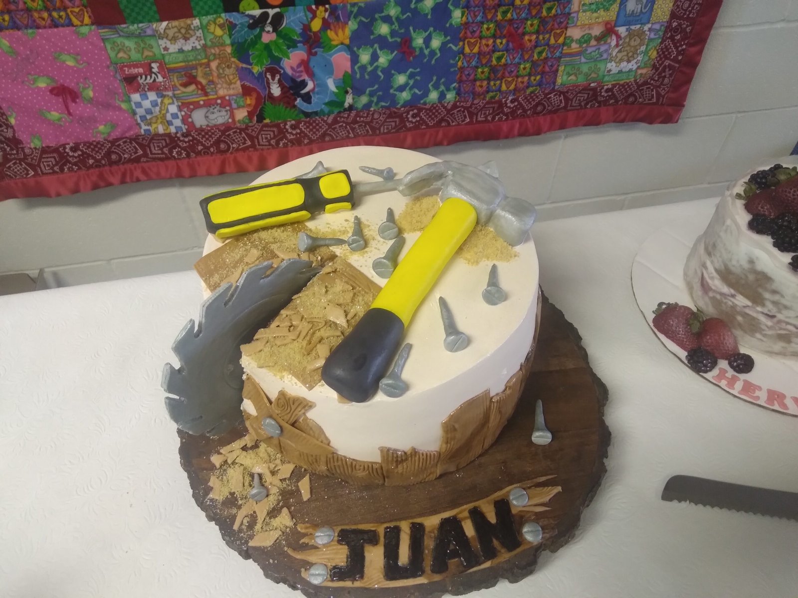 Pastel personalizado para cumpleaños de Isela's Postres