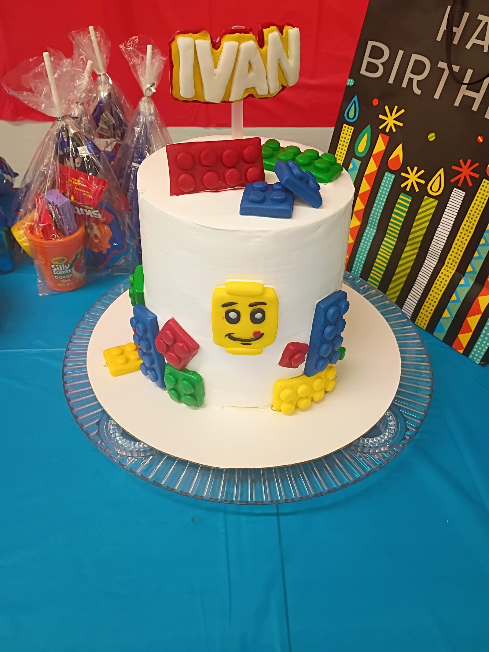 Pastel personalizado para cumpleaños de Isela's Postres