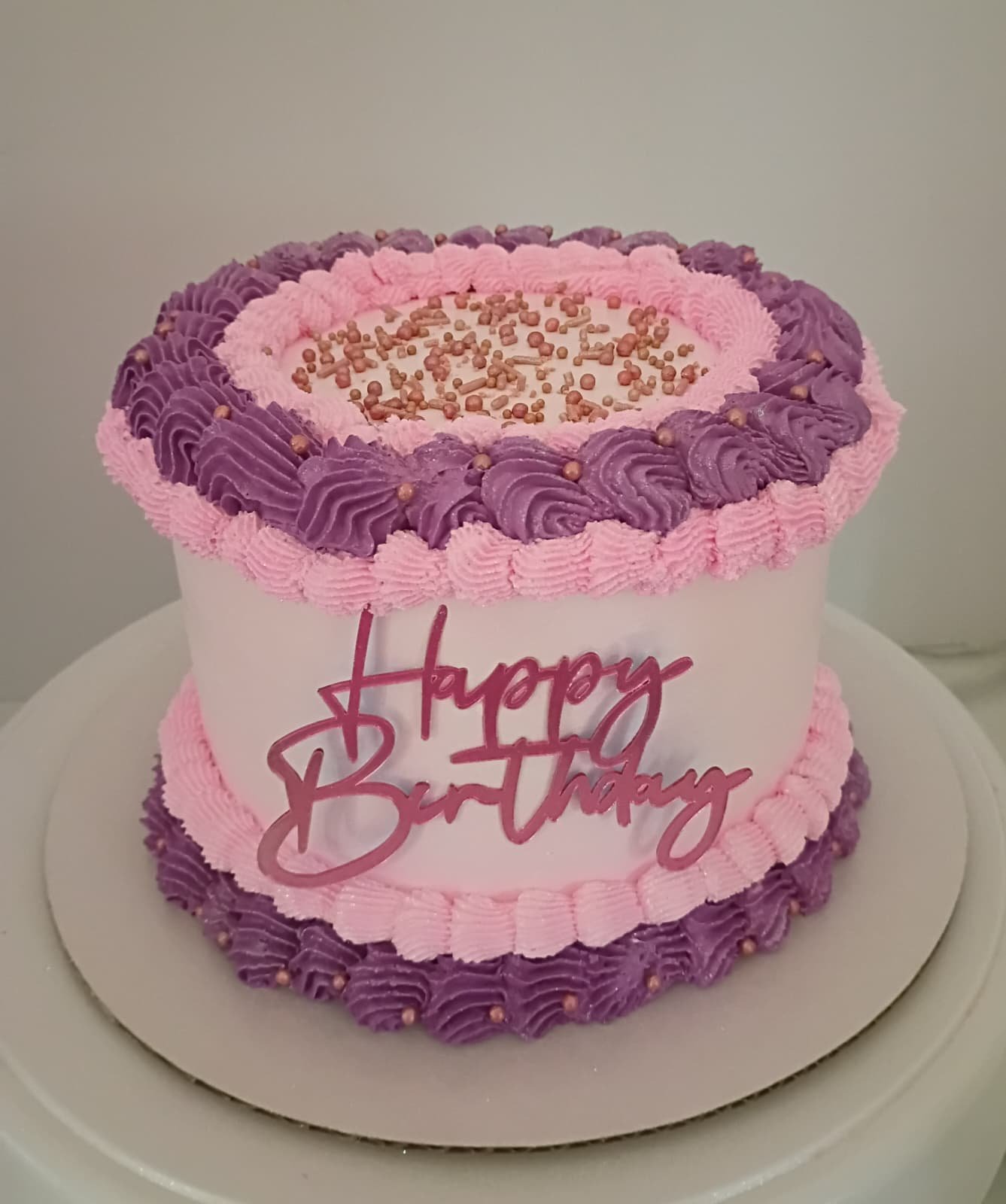 Pastel de cumpleaños elaborado por Isela Postres